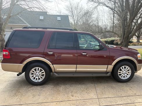 Used 2012 Ford Expedition XLT image 1