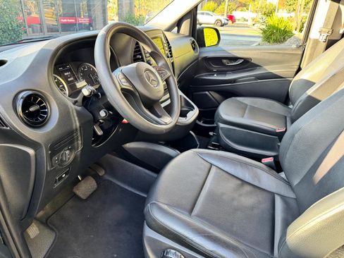 Used 2023 Mercedes-Benz Metris Passenger image 4