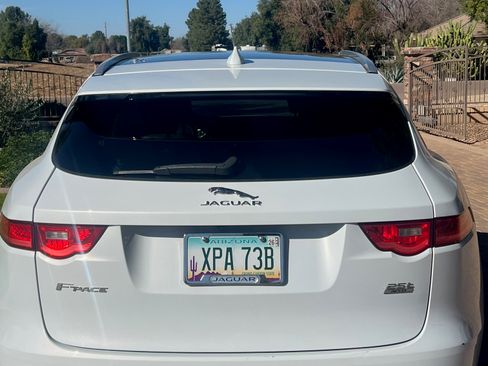 Used 2018 Jaguar F-PACE Premium image 14