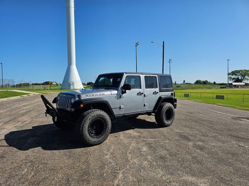 Used 2015 Jeep Wrangler Unlimited Rubicon w/ Connectivity Group AWD/4WD image 1