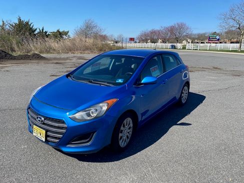 Used 2017 Hyundai Elantra GT FWD image 2