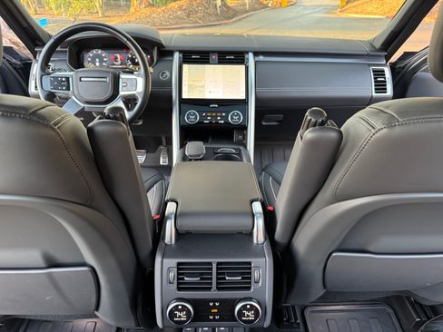 Used 2024 Land Rover Discovery Metropolitan Edition image 5