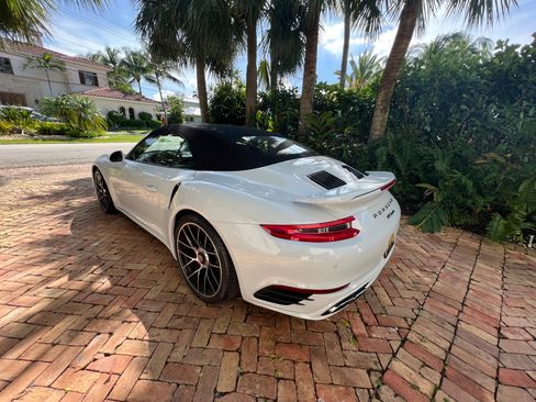 Used 2017 Porsche 911 4 Cabriolet AWD/4WD image 2