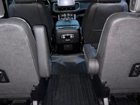 Used 2022 GMC Yukon SLT w/ SLT Premium Package image 5