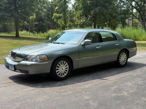 Used 2004 Lincoln Town Car Ultimate RWD image 2