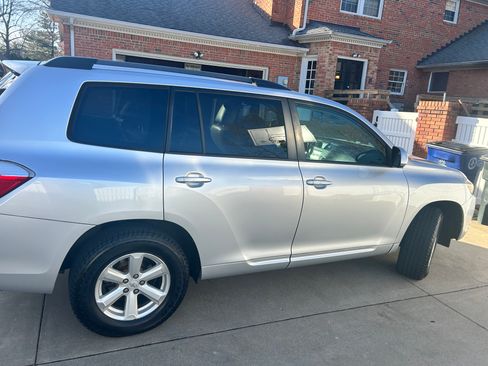 Used 2010 Toyota Highlander SE image 12