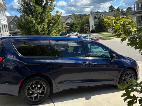 Used 2020 Chrysler Pacifica Touring w/ S Appearance Package image 9