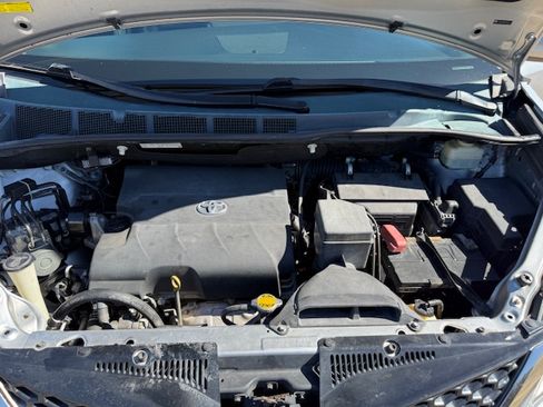 Used 2015 Toyota Sienna SE image 18