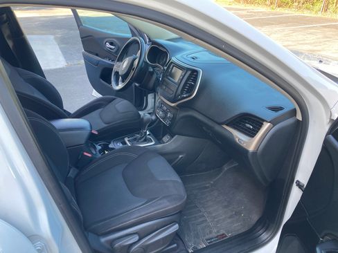 Used 2016 Jeep Cherokee Latitude w/ Comfort/Convenience Group image 11