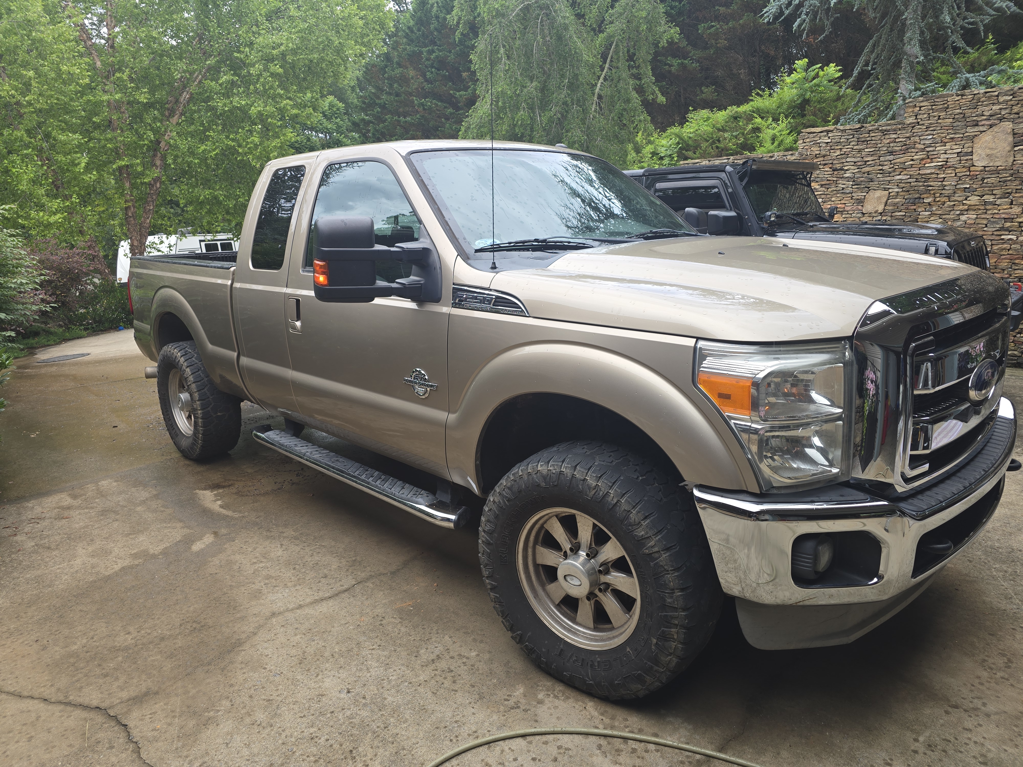 Used 2011 Ford F250 Lariat w/ Lariat Interior Pkg AWD/4WD image 2