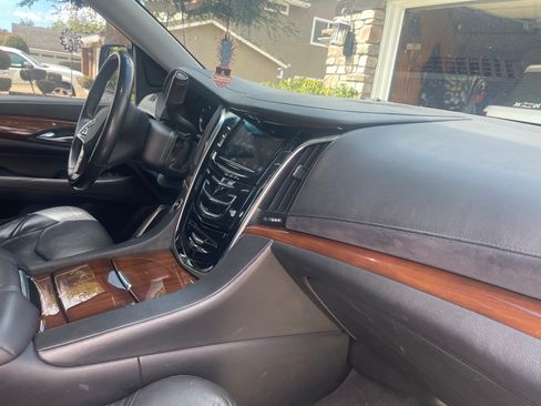 Used 2018 Cadillac Escalade 4WD image 6