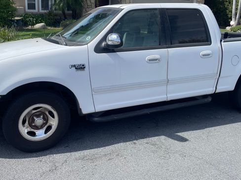 Used 2001 Ford F150 Lariat RWD image 4
