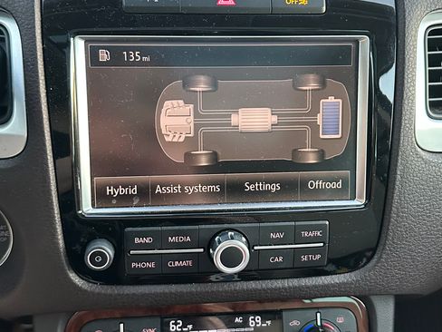Used 2012 Volkswagen Touareg Hybrid image 4