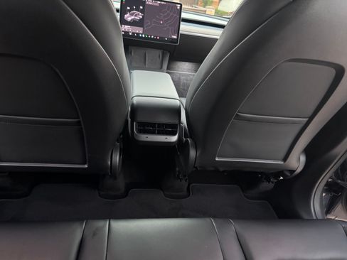 Used 2022 Tesla Model Y Long Range image 14