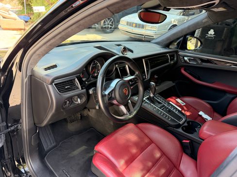 Used 2018 Porsche Macan Turbo AWD/4WD image 11