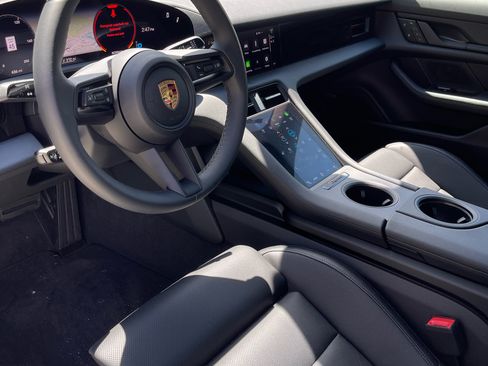 Used 2022 Porsche Taycan image 8