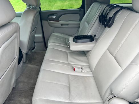 Used 2013 Chevrolet Suburban LT w/ Luxury Package AWD/4WD image 10