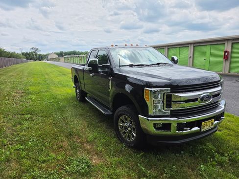 Used 2017 Ford F250 XLT w/ XLT Premium Package AWD/4WD image 10