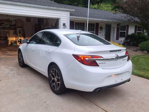 Used 2017 Buick Regal Sport Touring image 4