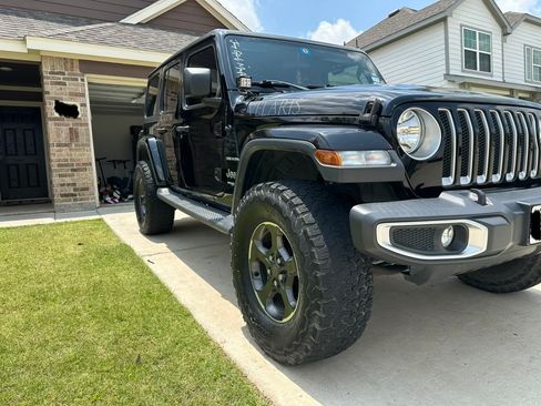 Used 2018 Jeep Wrangler Unlimited Sahara AWD/4WD image 9