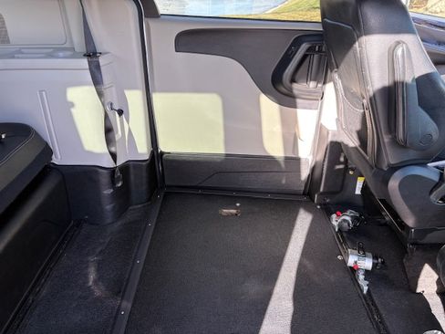 Used 2018 Dodge Grand Caravan SXT image 11