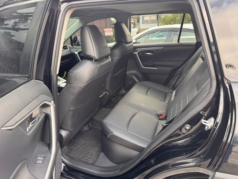 Used 2022 Toyota RAV4 XLE Premium image 11