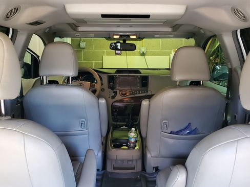 Used 2011 Toyota Sienna XLE image 10