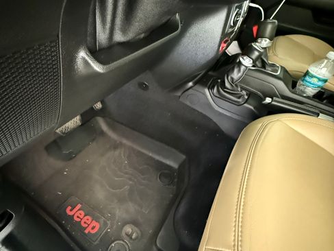 Used 2018 Jeep Wrangler Unlimited Rubicon w/ LED Lighting Group AWD/4WD image 11