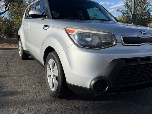 Used 2016 Kia Soul FWD image 1