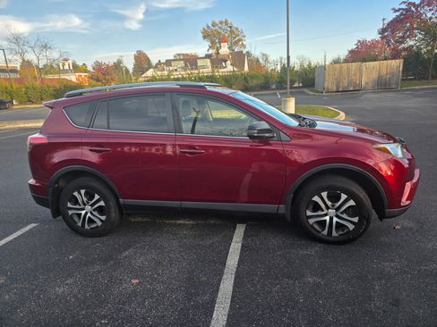 Used 2018 Toyota RAV4 LE image 1