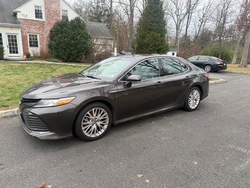Used 2018 Toyota Camry XLE image 11