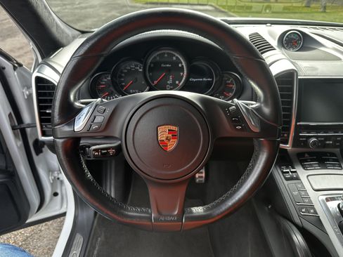 Used 2013 Porsche Cayenne Turbo w/ Sportdesign Pkg w/Side Skirts image 16