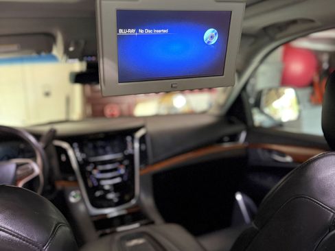 Used 2019 Cadillac Escalade Luxury RWD image 16