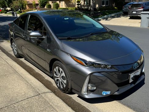 Used 2021 Toyota Prius Prime Limited image 7