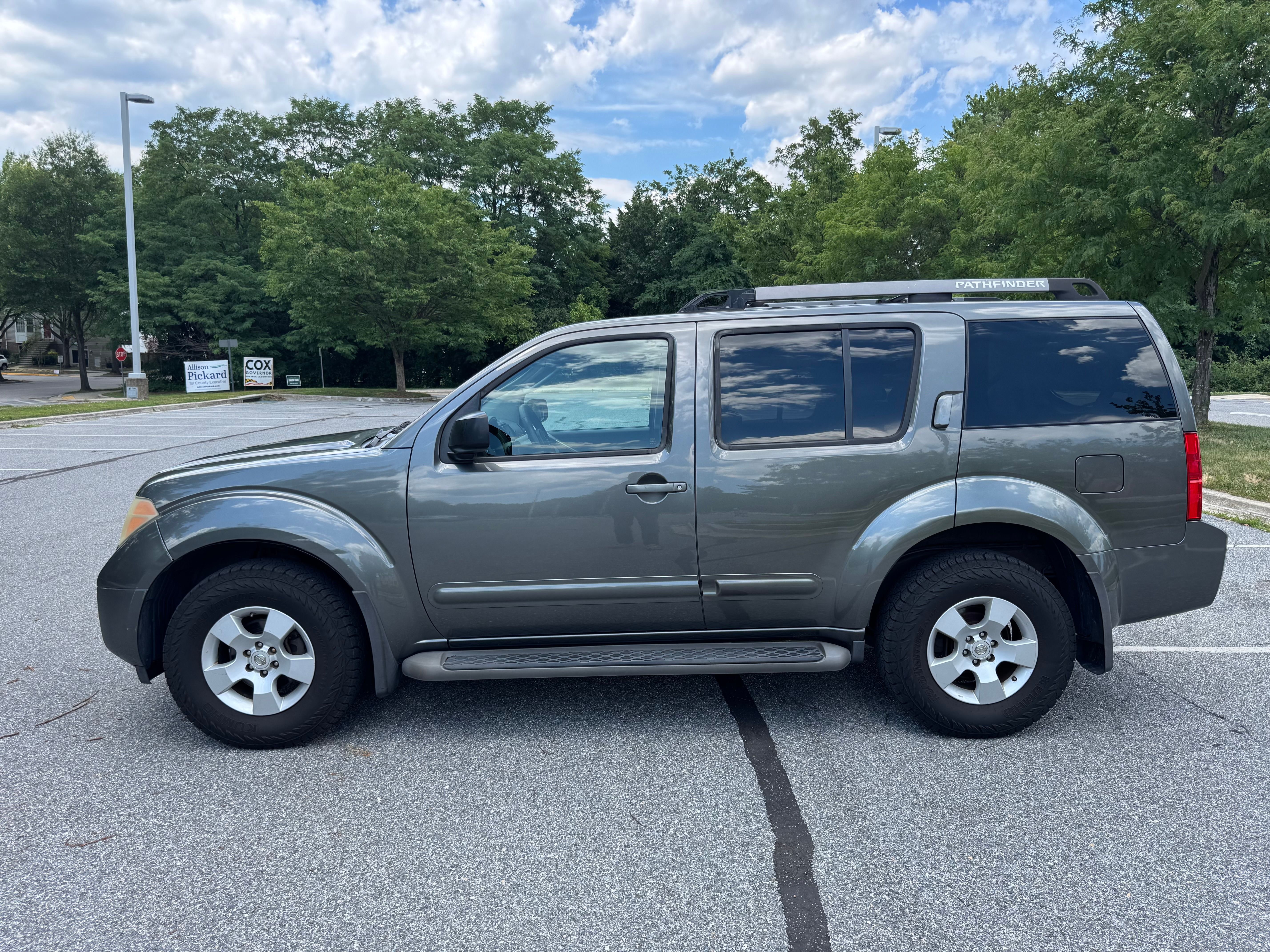 Used 2005 Nissan Pathfinder XE AWD/4WD image 1