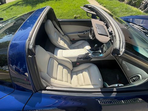 Used 2007 Chevrolet Corvette Coupe w/ Performance Package RWD image 9