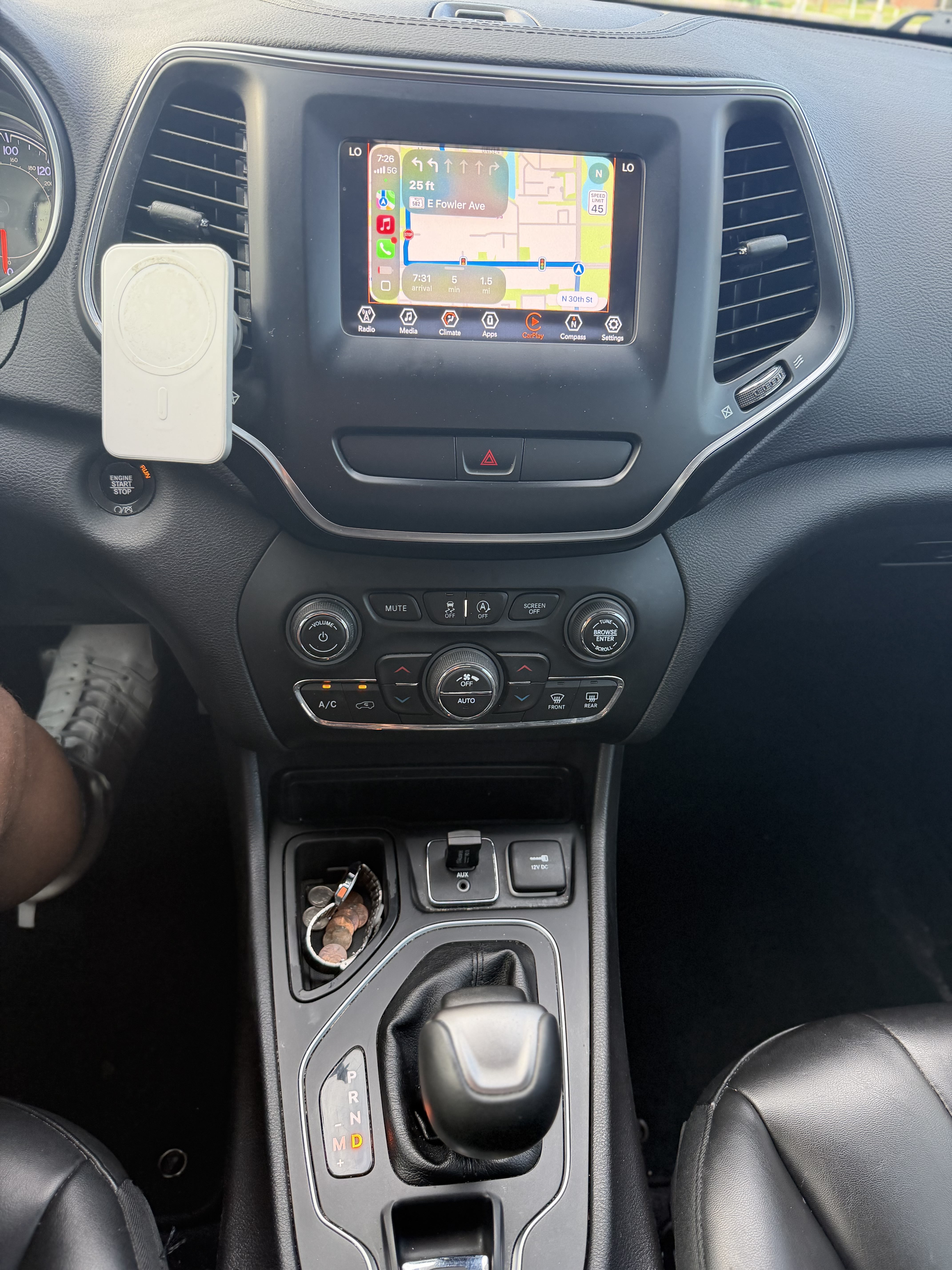 Used 2019 Jeep Cherokee Latitude Plus w/ Comfort/Convenience Group FWD image 2