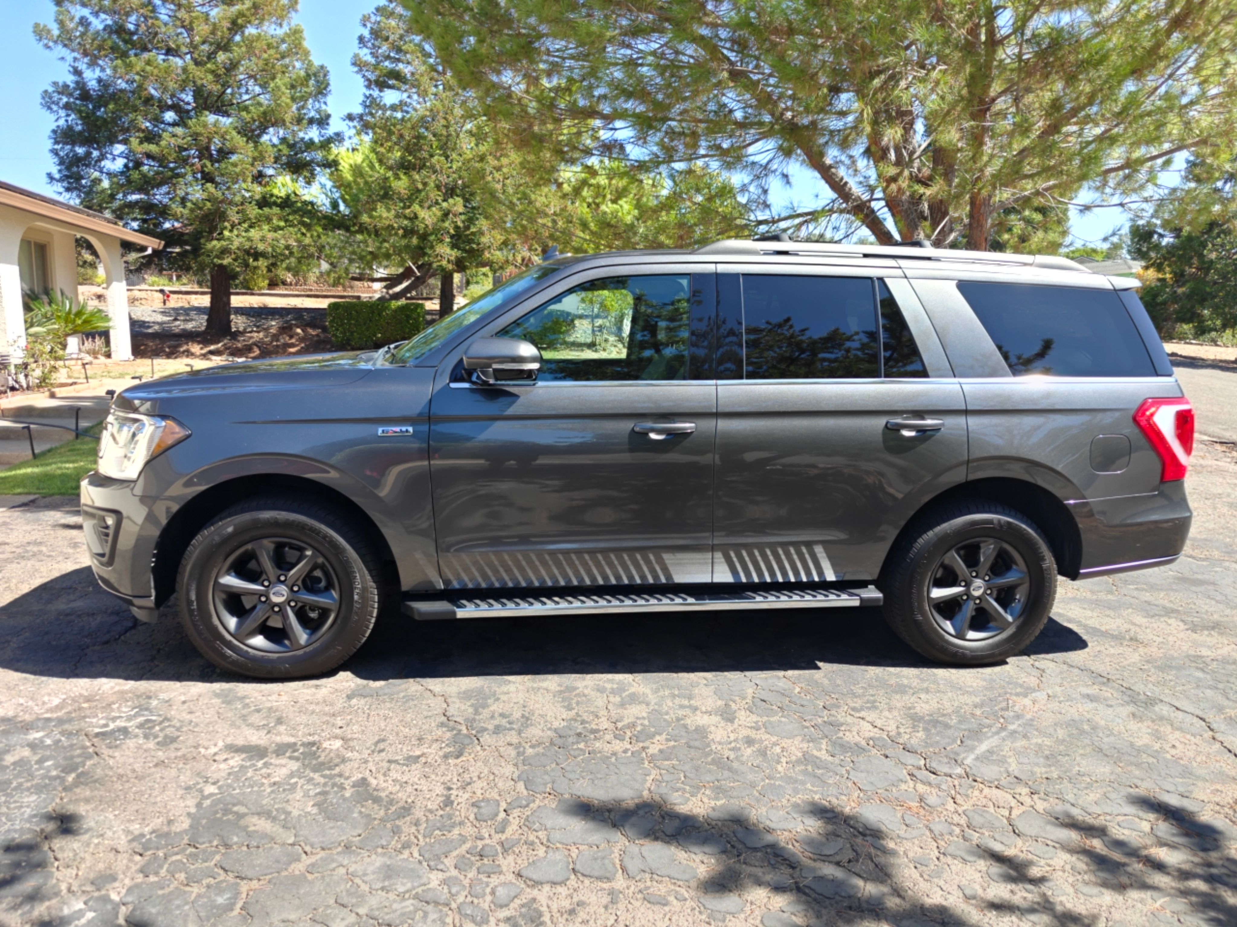 Used 2018 Ford Expedition XLT w/ Equipment Group 202A AWD/4WD image 2