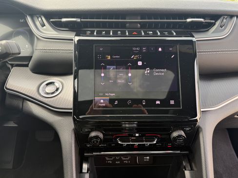 Used 2025 Jeep Grand Cherokee Laredo X RWD image 13
