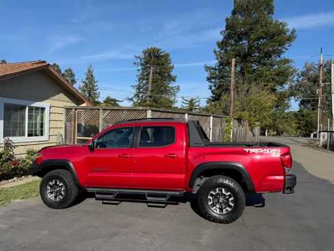 Used 2017 Toyota Tacoma TRD Off-Road image 6