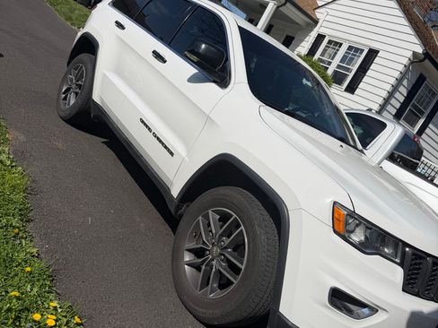 Used 2017 Jeep Grand Cherokee Limited image 9
