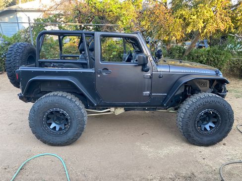 Used 2014 Jeep Wrangler Rubicon w/ Power Convenience Group AWD/4WD image 9