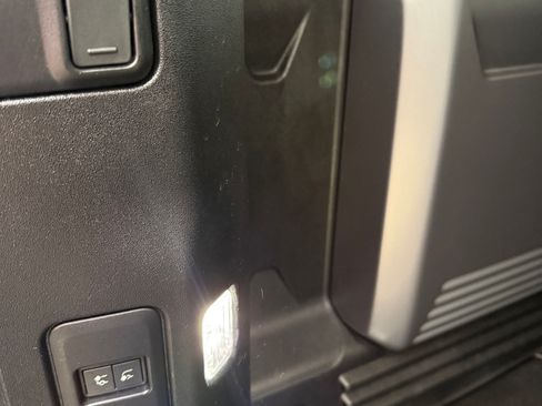 Used 2025 Land Rover Defender 110 X-Dynamic SE image 11