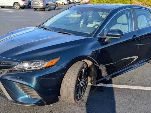 Used 2018 Toyota Camry SE image 2