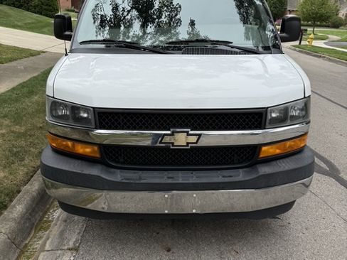 Used 2018 Chevrolet Express 2500 w/ Driver Convenience Package RWD image 5