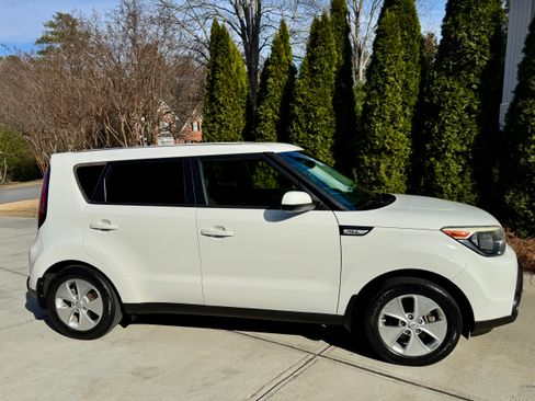 Used 2015 Kia Soul EV image 1