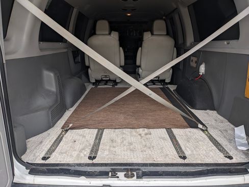 Used 2010 Ford E-350 and Econoline 350 XLT image 25