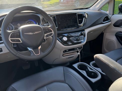Used 2024 Chrysler Pacifica Touring-L FWD image 19