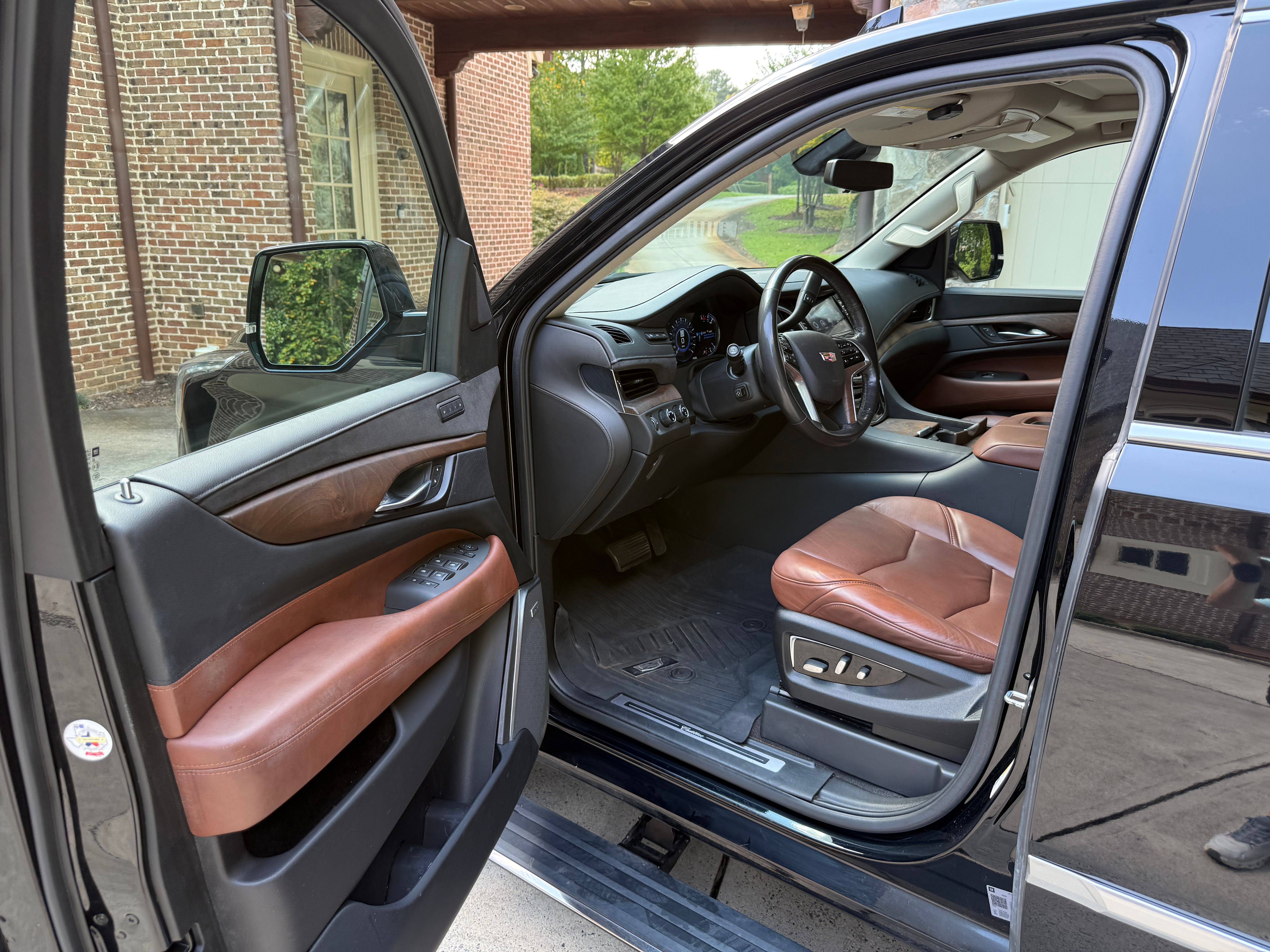 Used 2020 Cadillac Escalade Premium Luxury AWD/4WD image 8