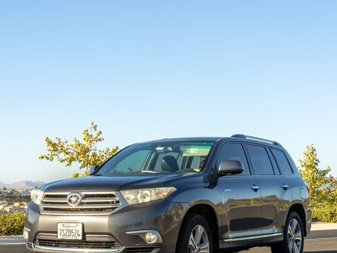 Used 2012 Toyota Highlander Limited w/ Tow Pkg FWD image 1